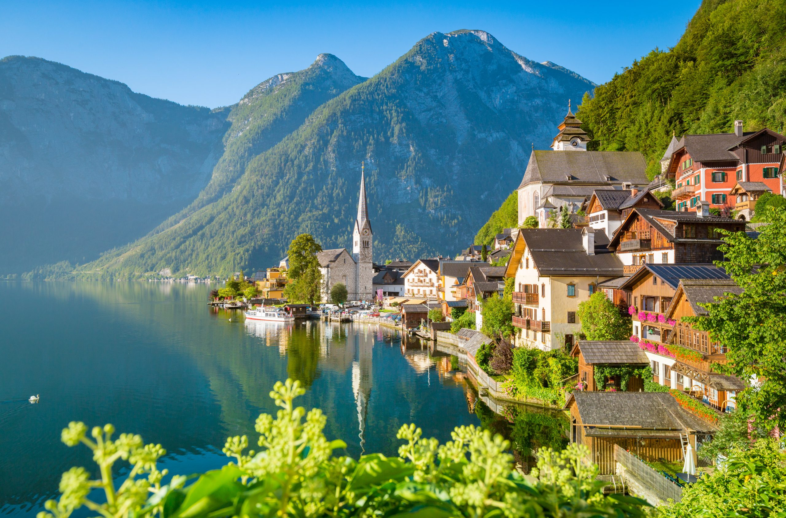 Classic view of Hallstatt in summer, Austria | Viagem com Charme